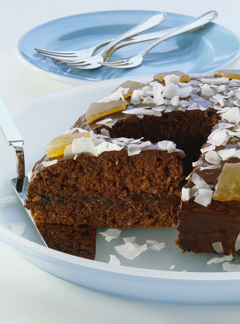 Schokoladen-Ananas-Torte mit Kokosspänen