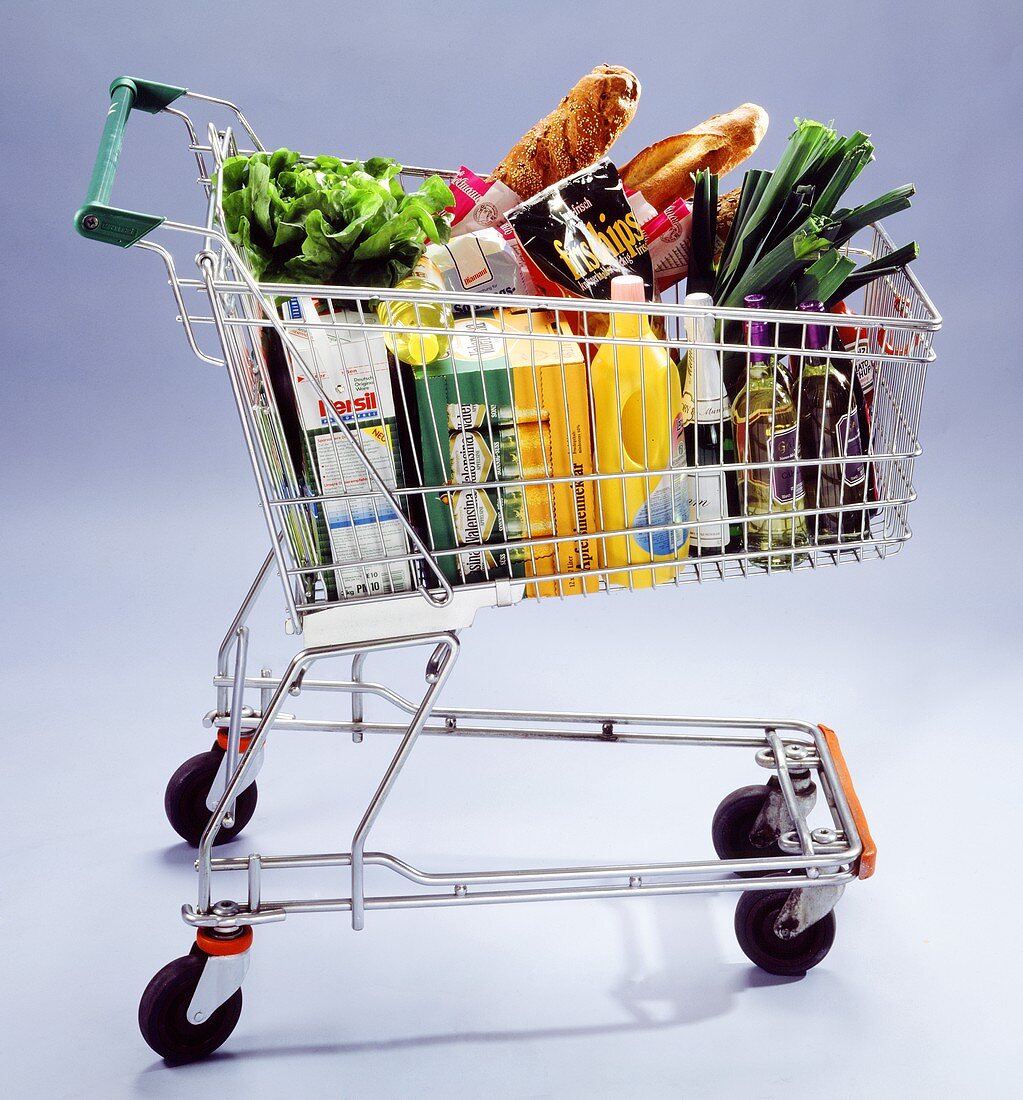 Einkaufswagen mit Lebensmittel, Getränken und Waschmitteln
