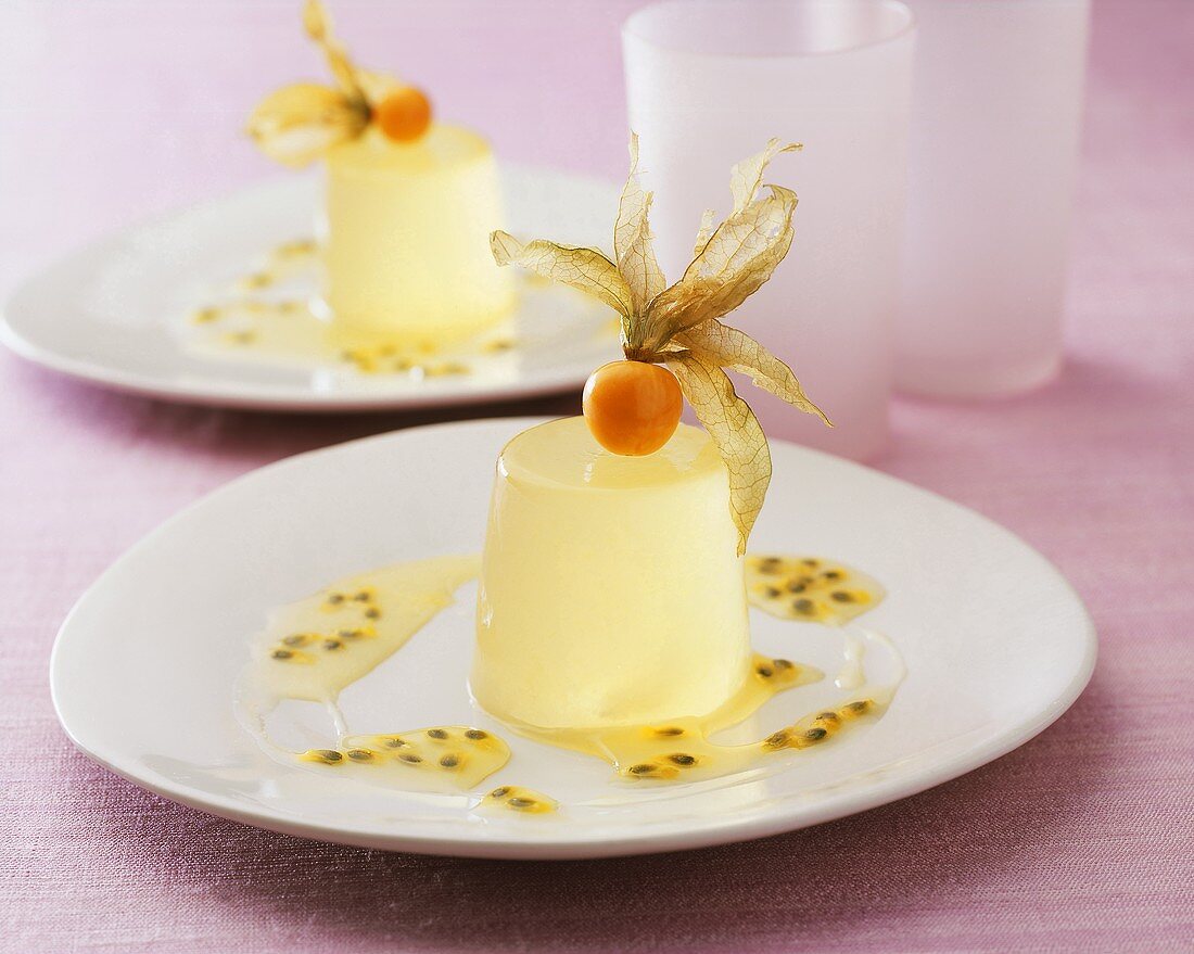 Zitronenpudding mit Passionsfruchtsauce