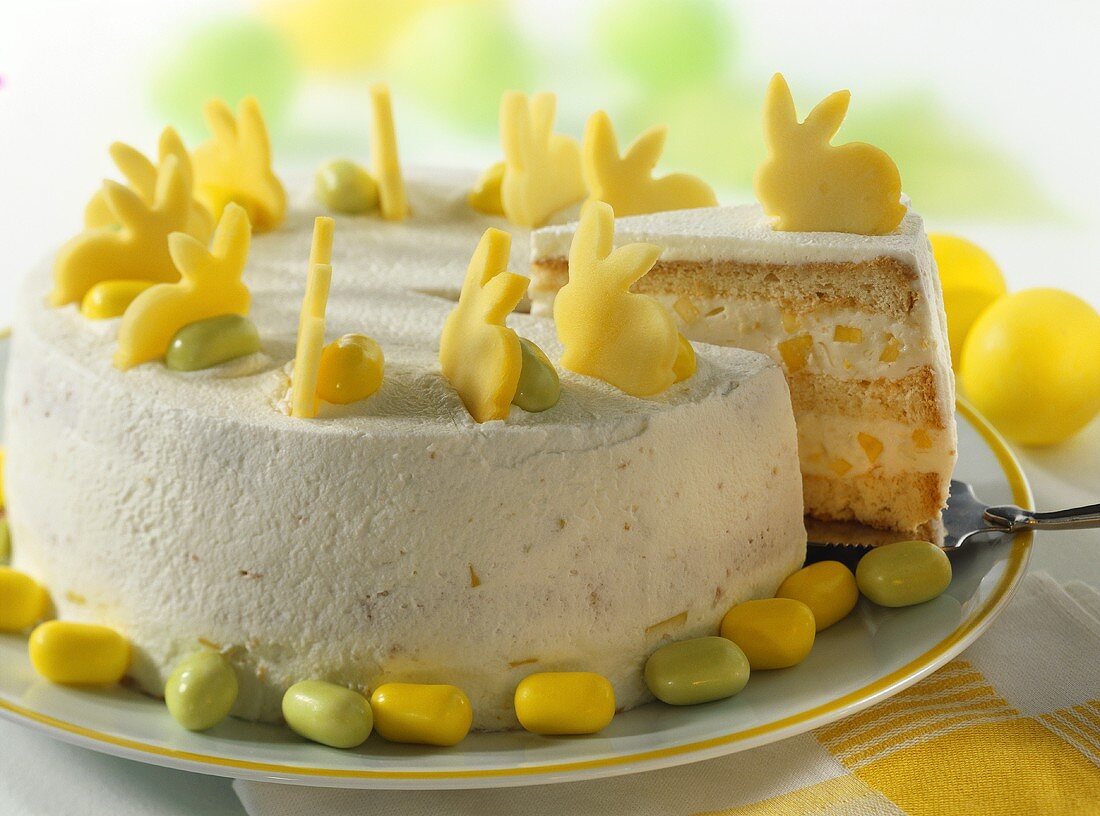 Sponge cake with mango bunnies and sugar eggs