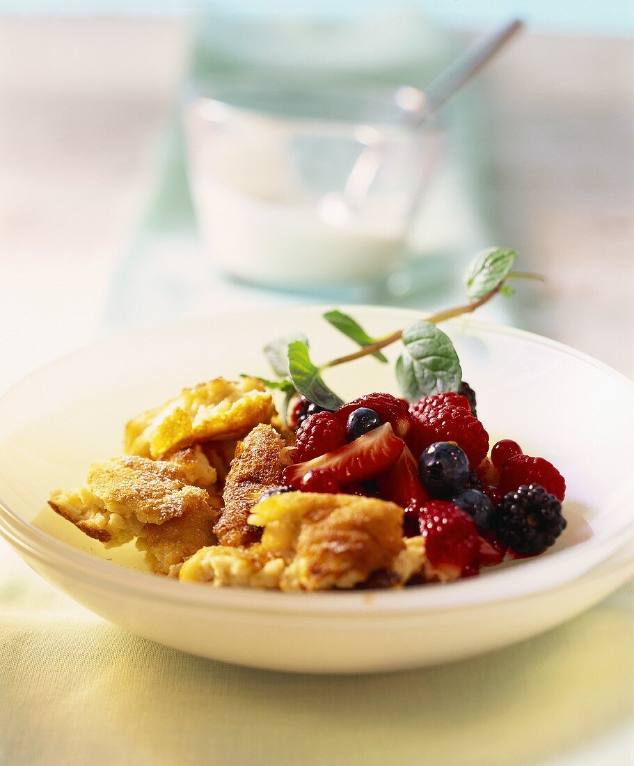 Kaiserschmarrn mit Ingwer und Beerensalat