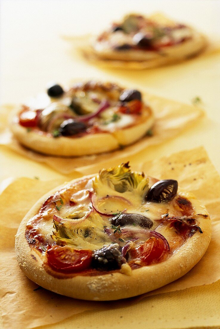 Mini-pizzas with artichokes