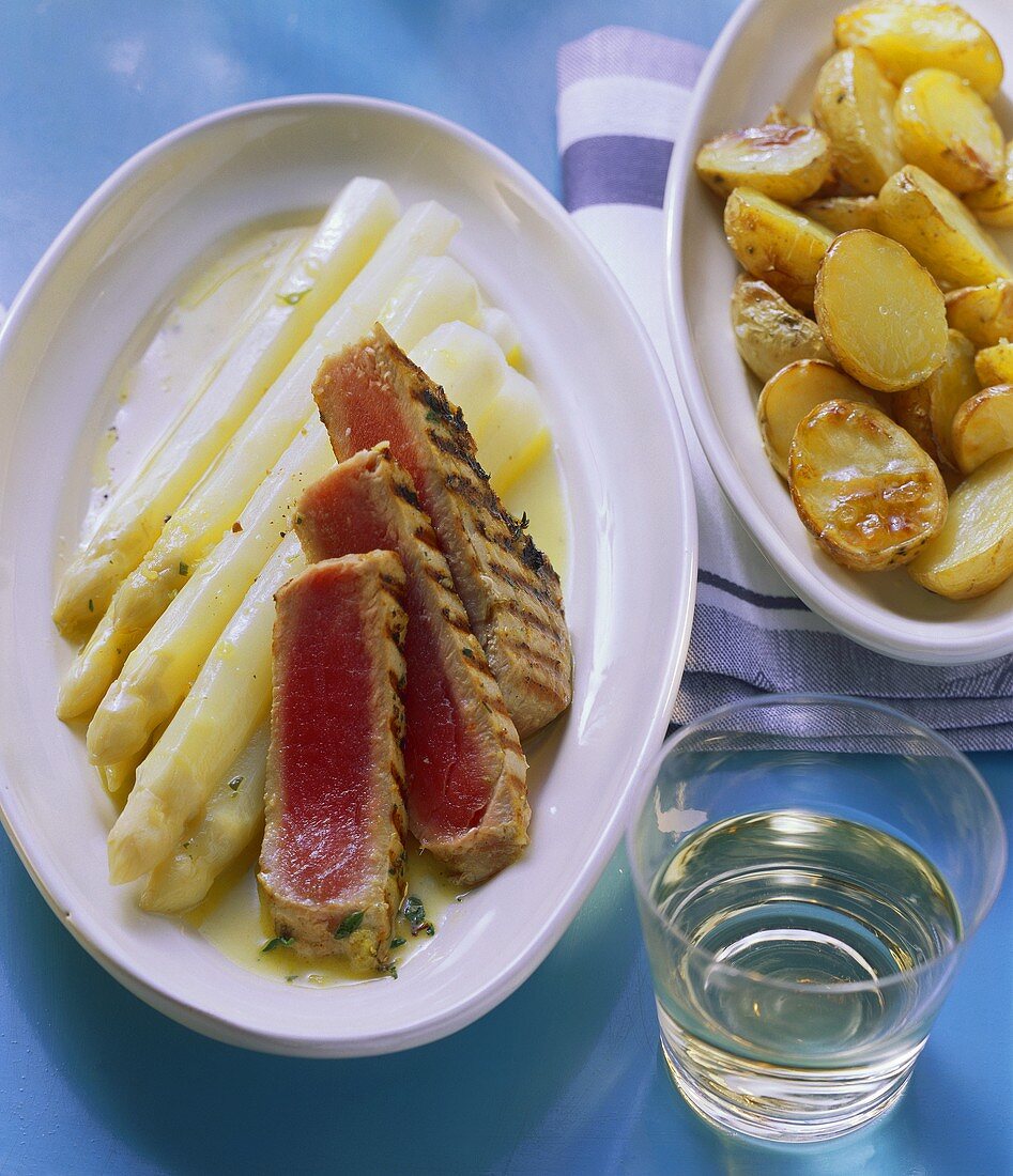 White asparagus with tuna steaks