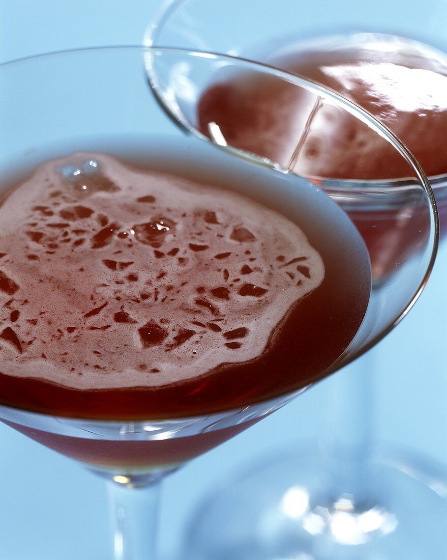 Claret Cocktail (Drink mit Brandy und trockenem Rotwein)