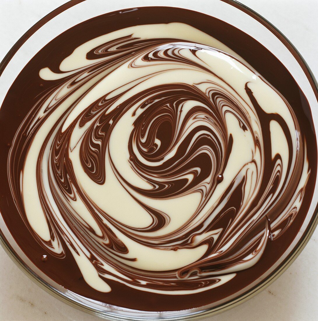 Schwarz-weiße-Schokoladensauce