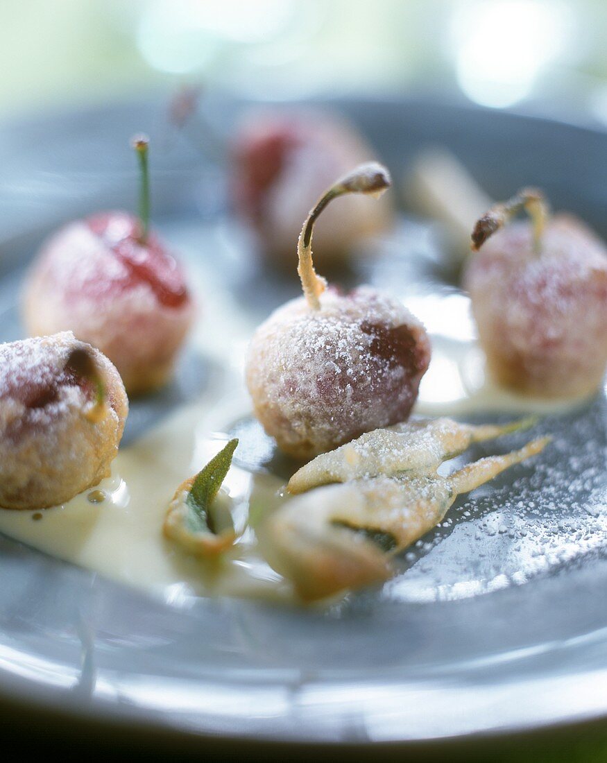 Gebackene Kirschen mit Salbei auf Vanillesauce