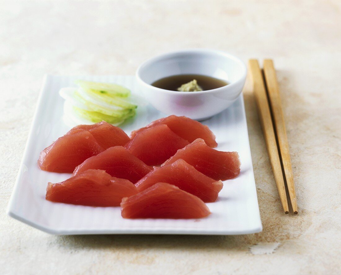 Tuna sashimi with spicy dip