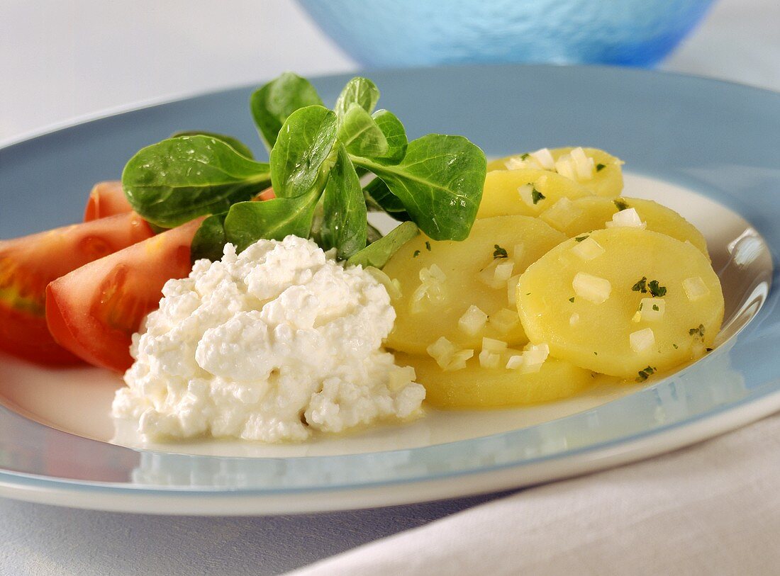 Kartoffelsalat, Hüttenkäse und Tomaten (Trennkost)