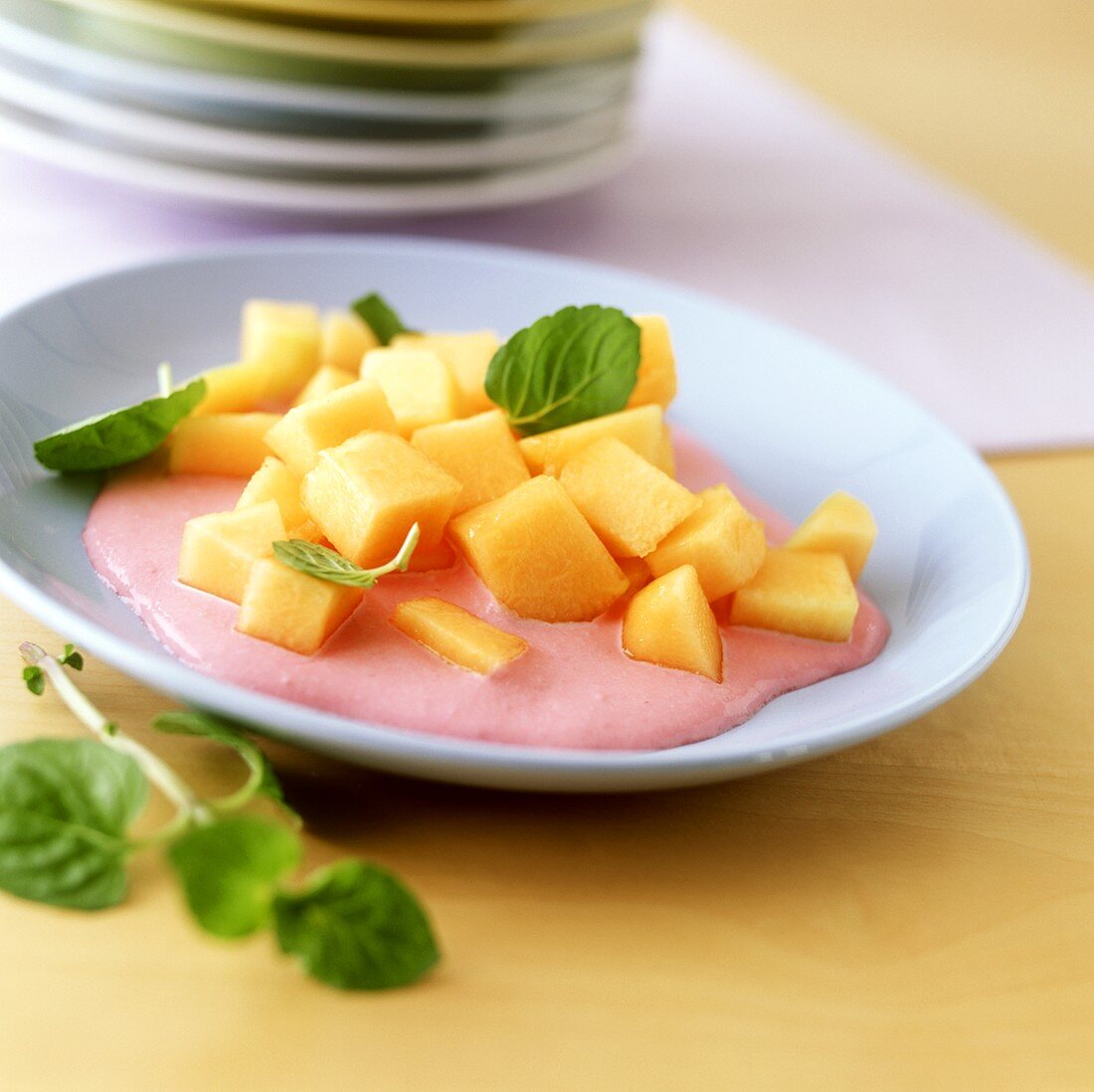 Cantaloupe-Melone mit Himbeersauce