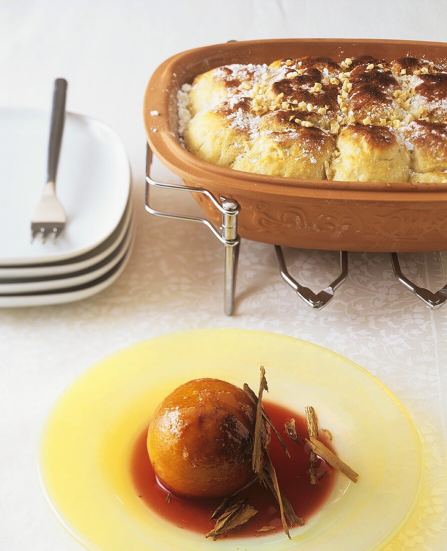 Red wine peaches with ginger and sponge rolls from Römertopf