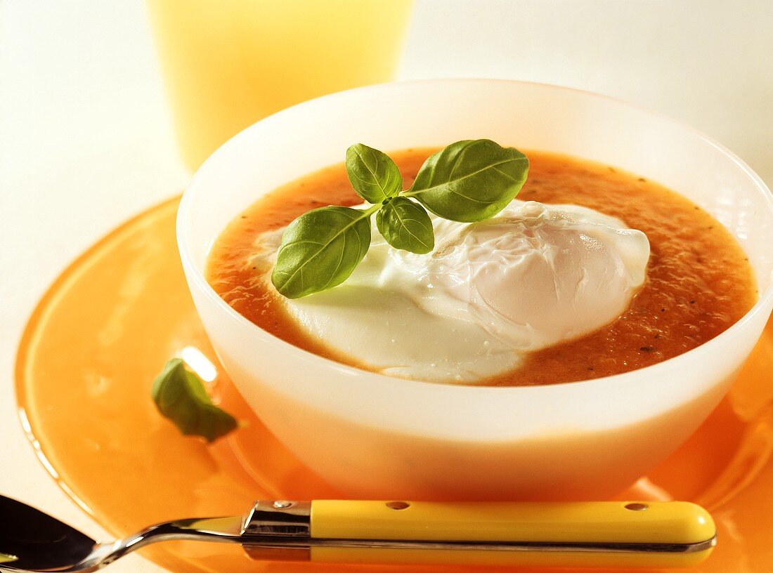 Tomatensuppe mit pochierten Eiern