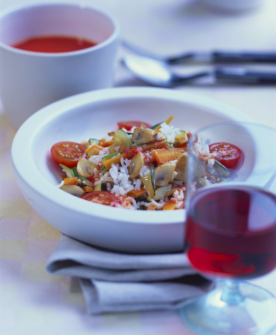 Gemüsepaella mit Cocktailtomaten, Pilzen und Zucchini