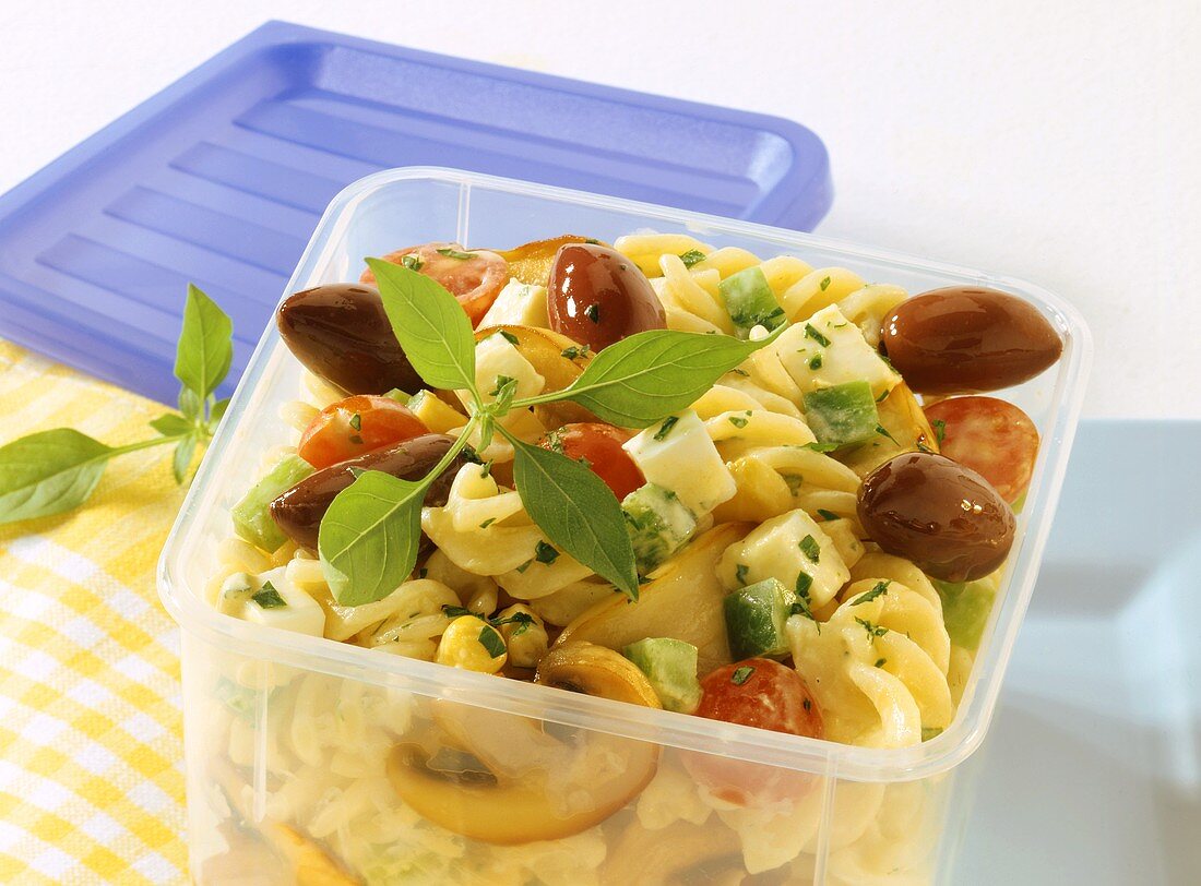 Nudelsalat mit Mozzarella und Gemüse in Frischhaltedose