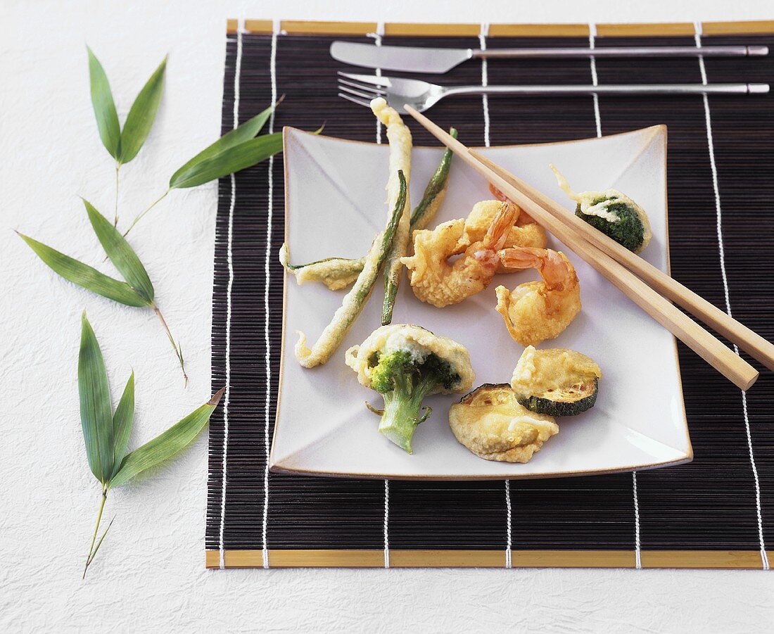 Japanische Tempura (fritiertes Gemüse im Ausbackteig)