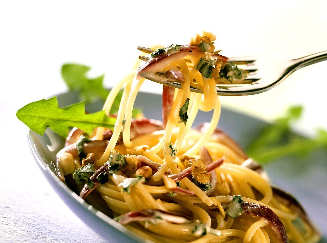 Spaghetti alle noci (Spaghetti with herbs and walnuts)