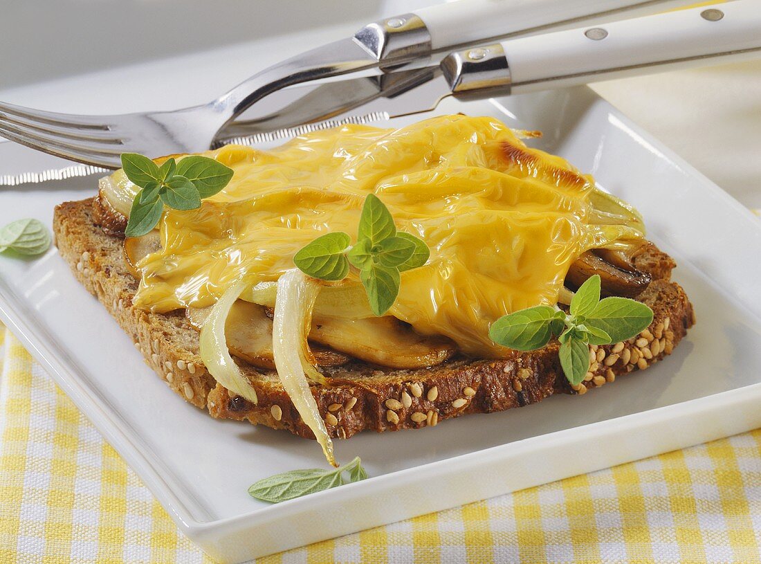 Champignon-Zwiebel-Toast mit Käse überbacken