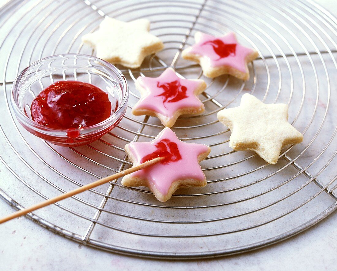 Decorating biscuits with glace icing and jam