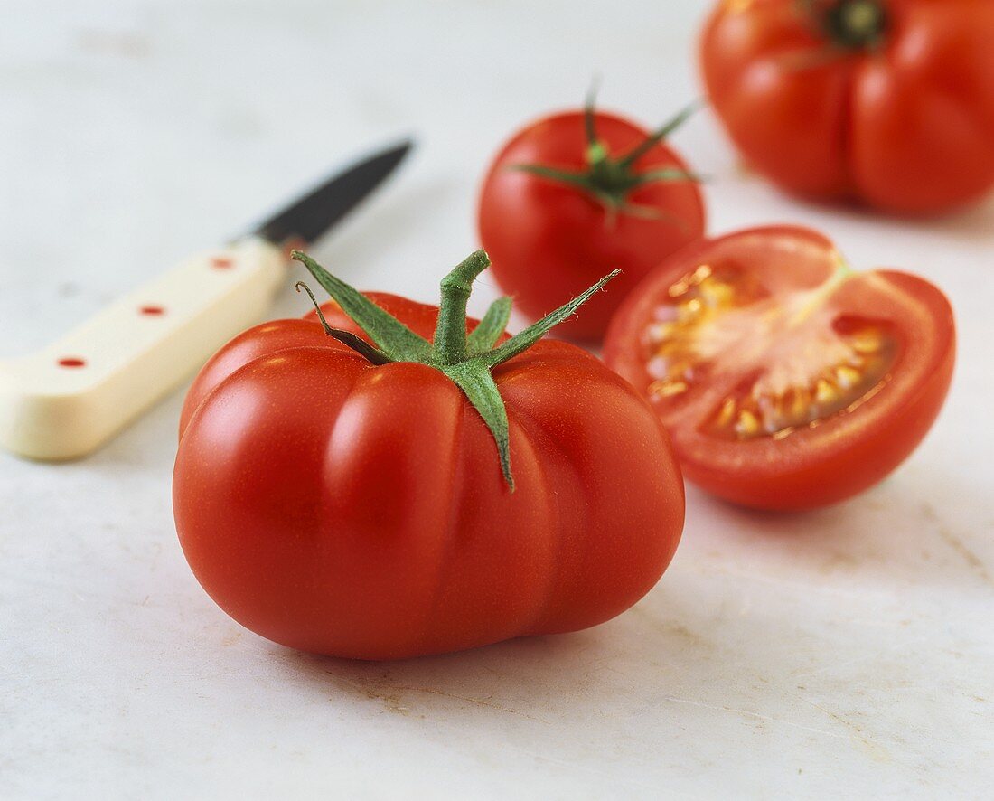Fleischtomate, Tomatenhälfte und Messer