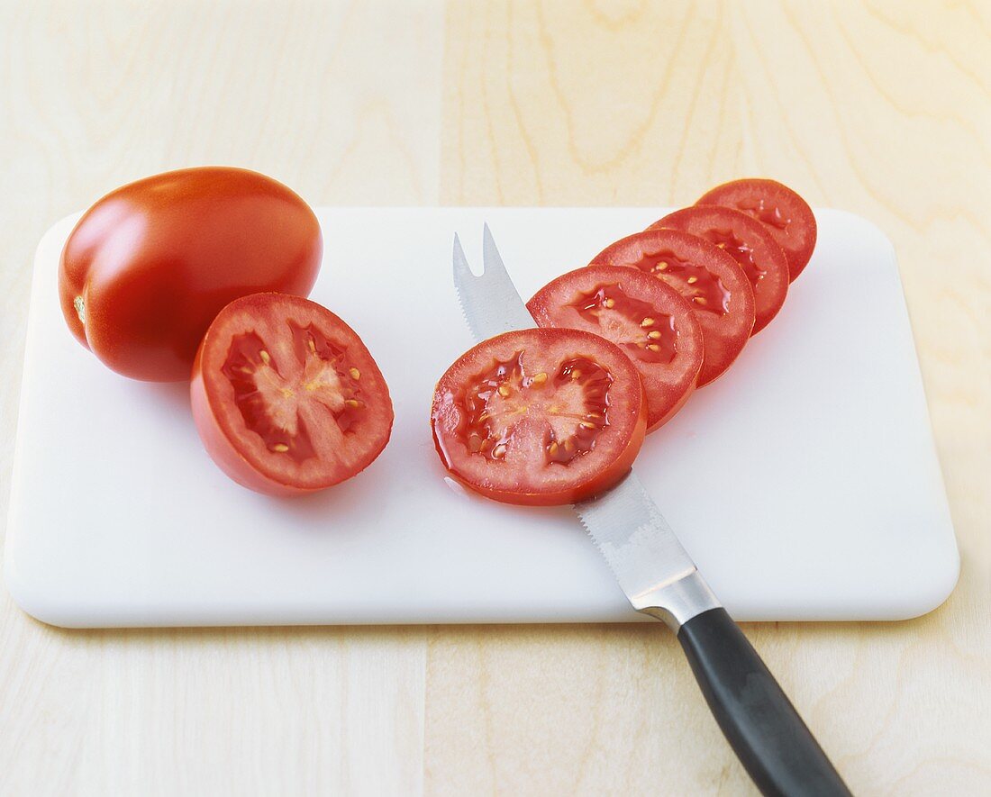 Tomaten, teilweise in Scheiben geschnitten