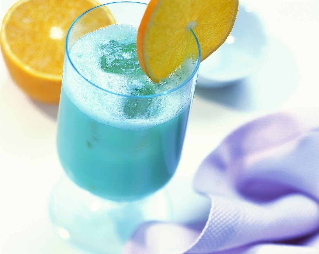 Blue Coconut: Drink mit Curacaosirup und Orangen