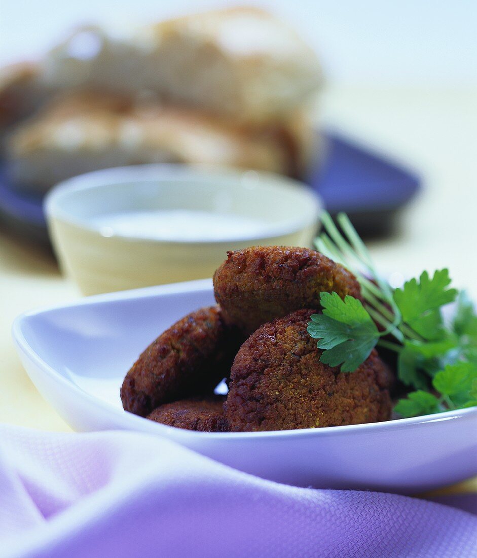 Falafel mit Joghurtdip und Fladenbrot