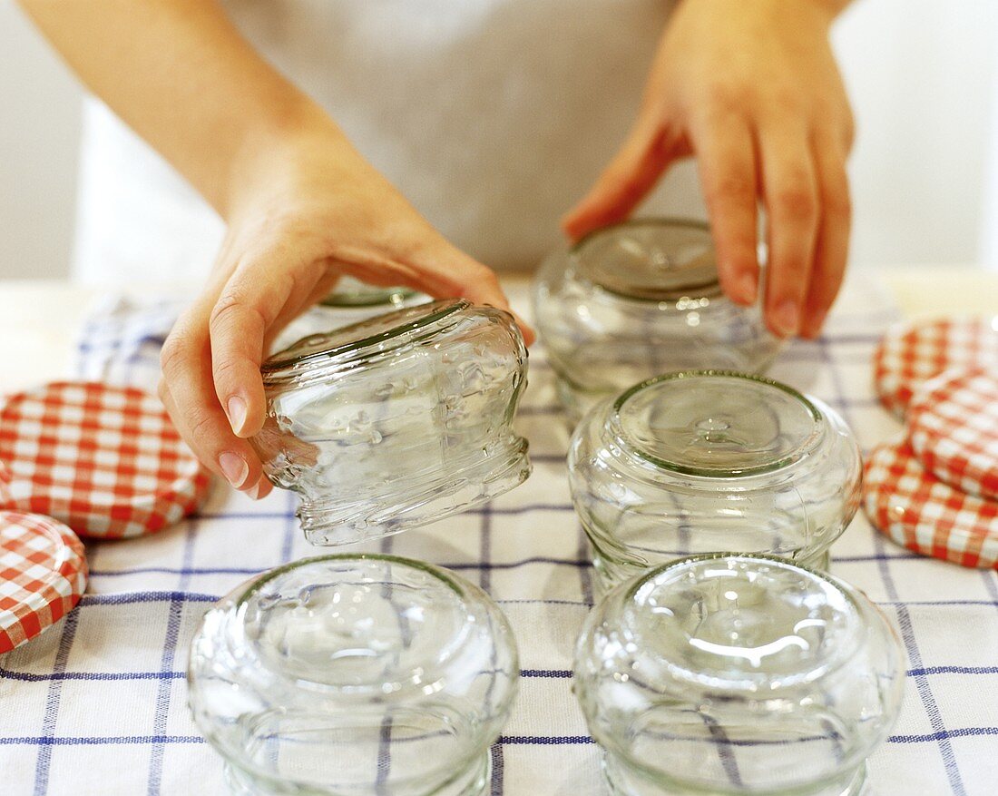 Draining rinsed preserving jars