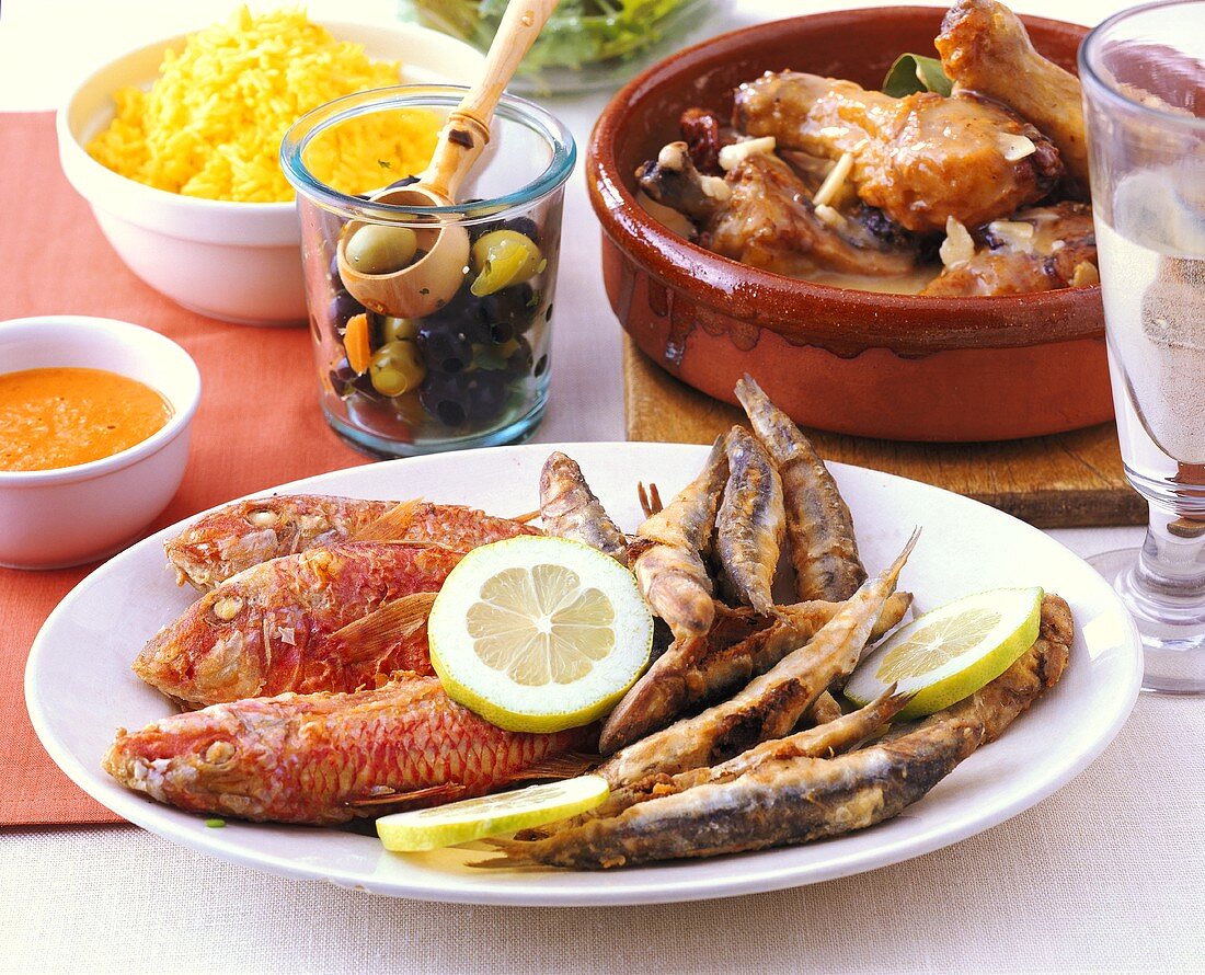 Spanische Fischplatte, Eintopf, Oliven und Safranreis