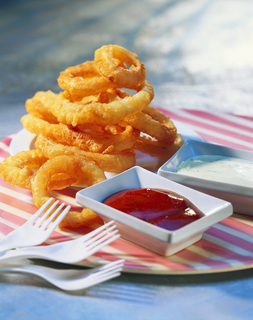 Fritierte Zwiebelringe mit Ketchup (Onion Rings, USA)