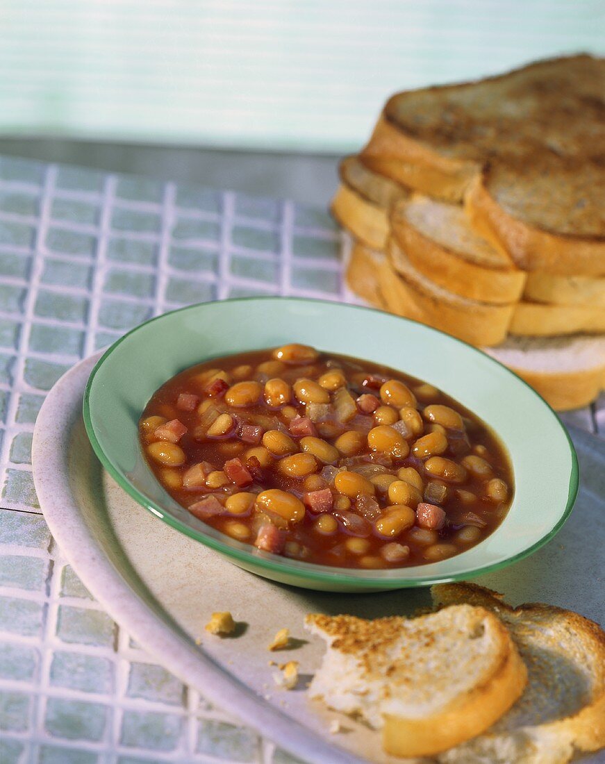 Baked beans with maple syrup and toast (USA)