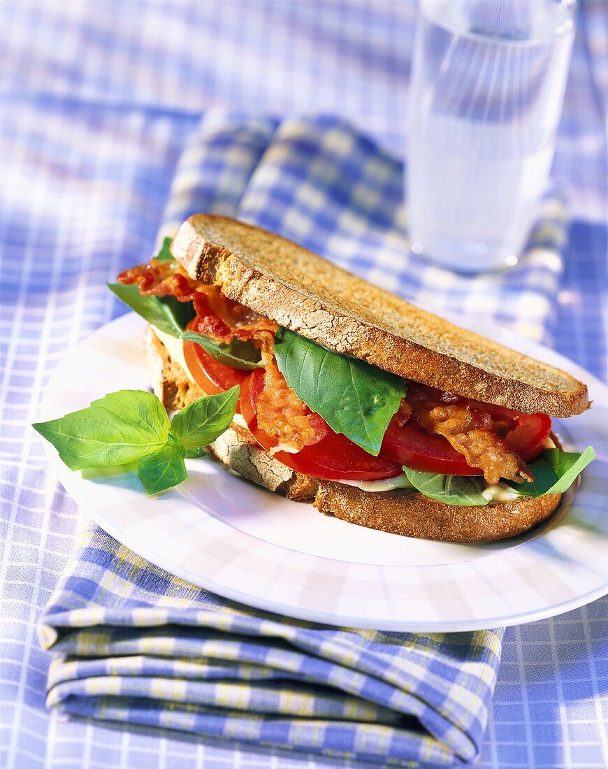 Mega BLT-Sandwich mit frischem Basilikum