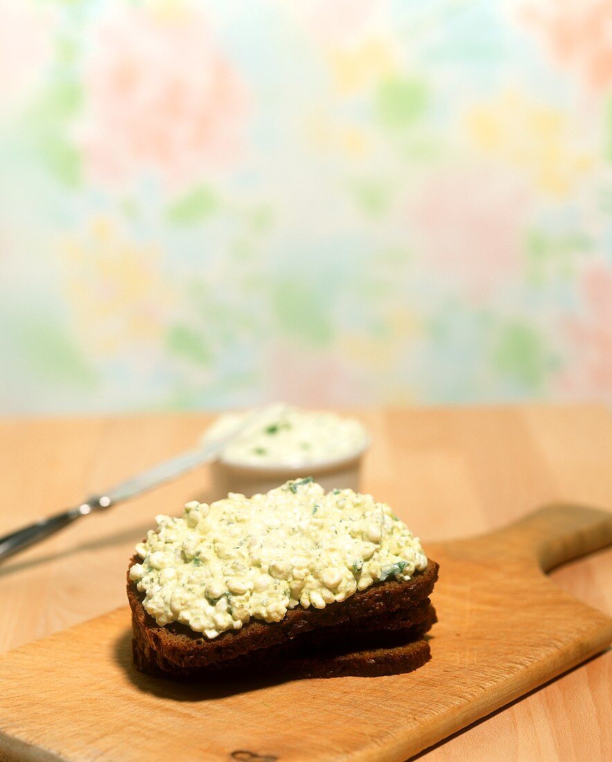 Bread with cottage cheese & ramsons (wild garlic) spread