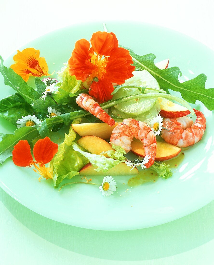 Bunter Salat mit Äpfeln, Garnelen und Essblüten