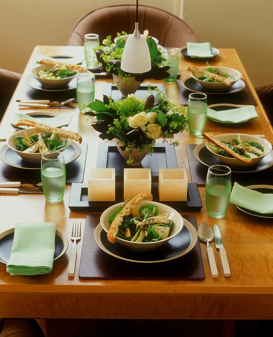 Festlich gedeckter Tisch für sechs Personen (Vorspeisensalat)