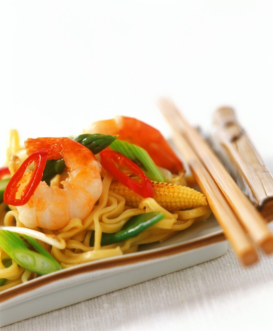 Shrimps with chili, leeks and sweetcorn on egg noodles