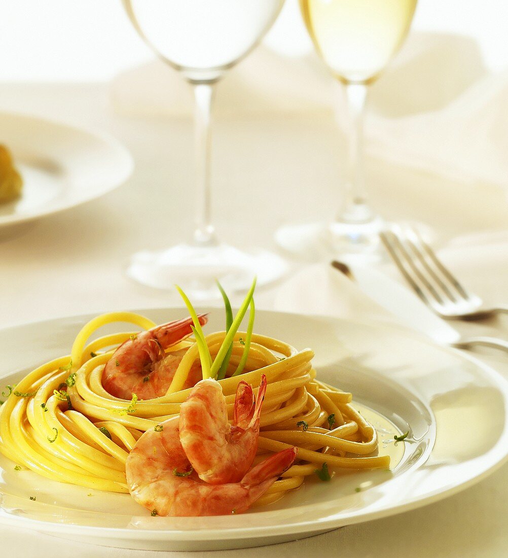 Spaghetti with shrimps and herb sauce