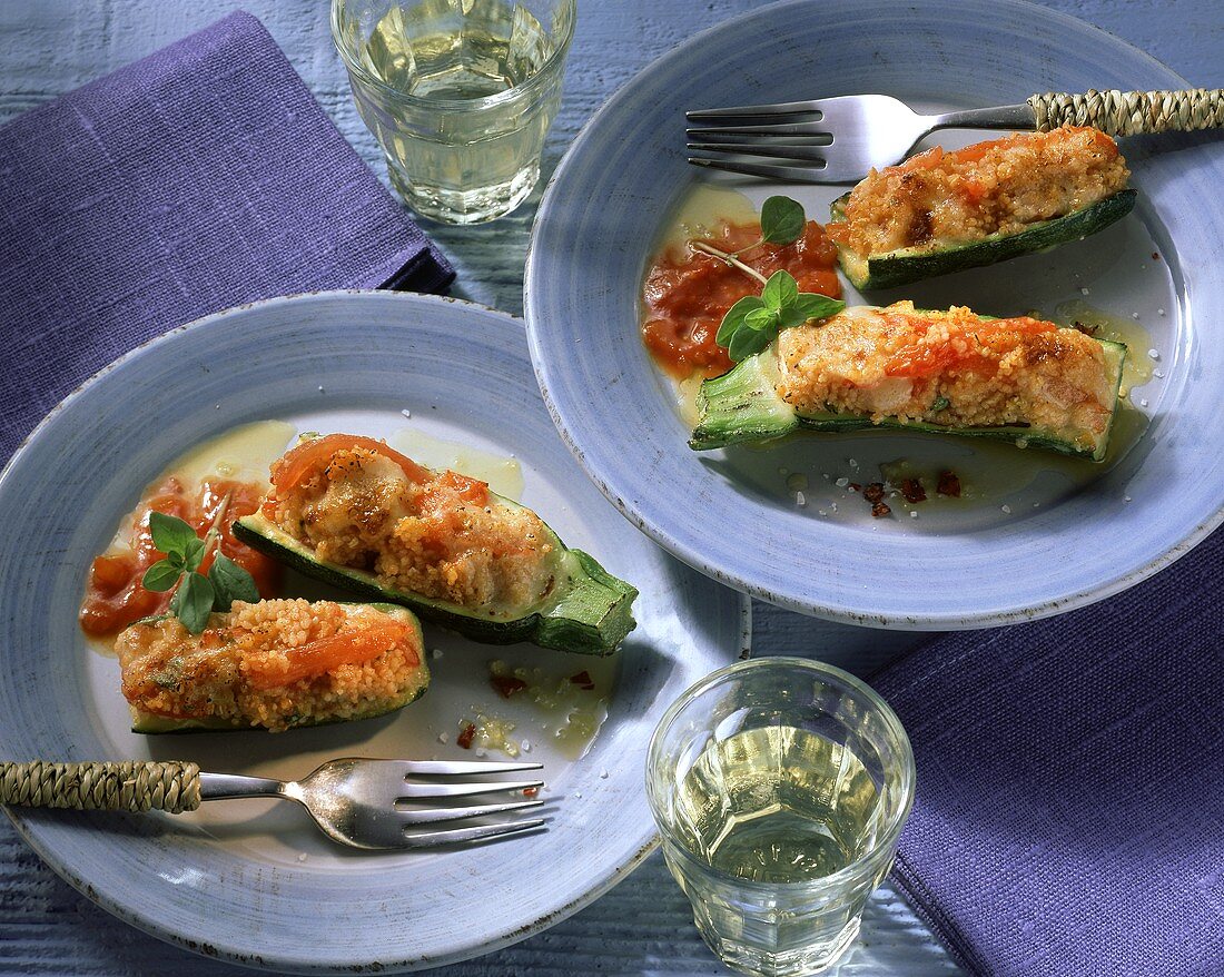 Mit Couscous und Tomaten gefüllte Zucchini