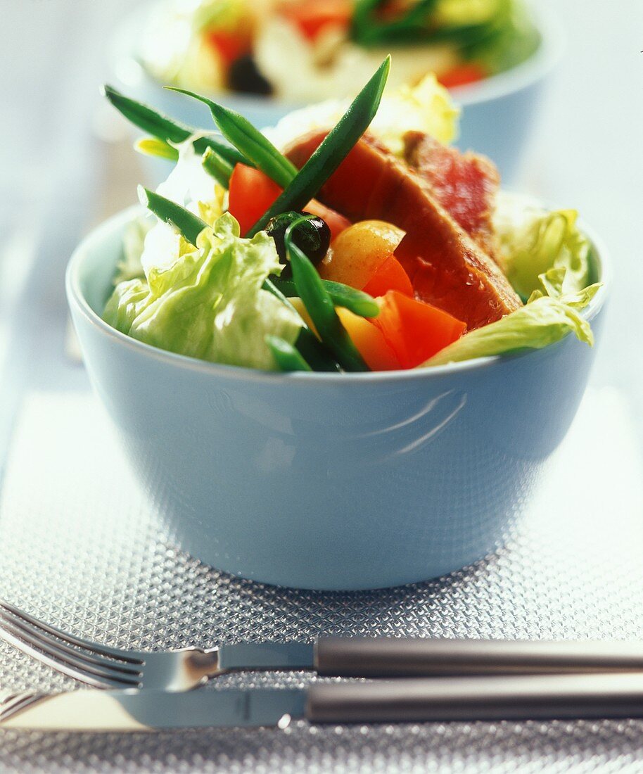 Gemüsesalat mit grünen Bohnen, Tomaten und Thunfisch