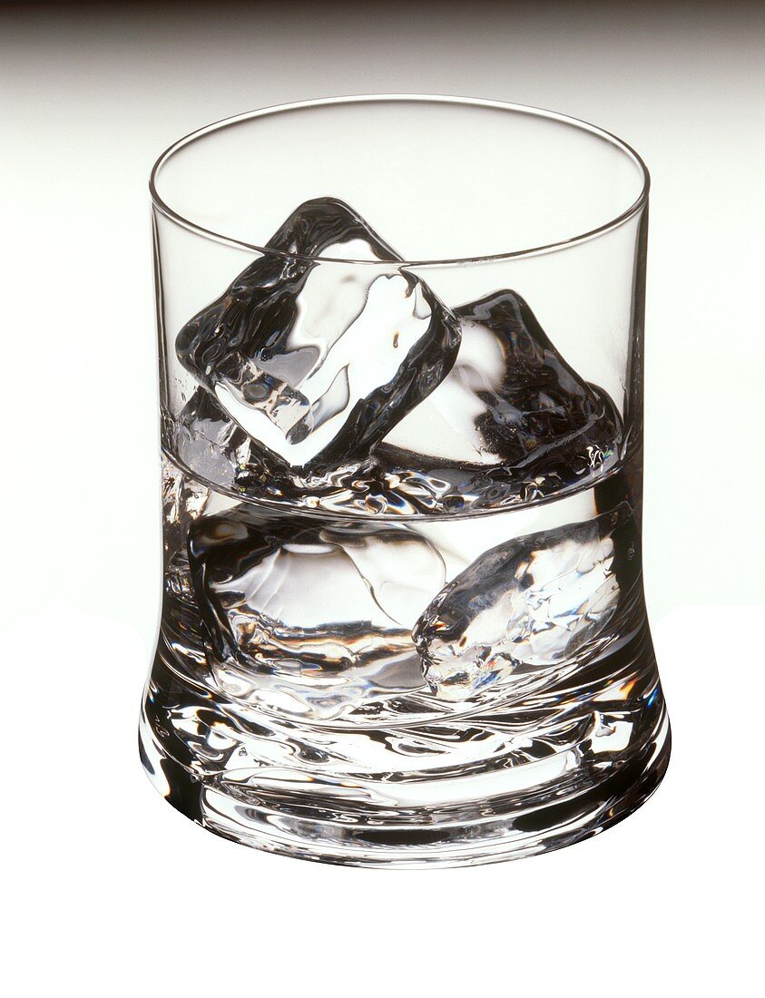 Glas Wasser mit Eiswürfeln