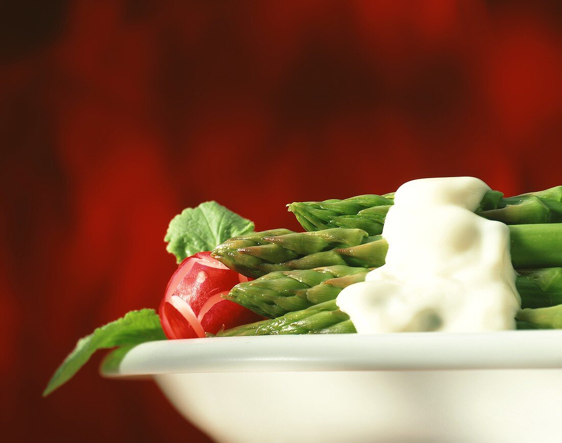 Green asparagus with béchamel sauce, radishes