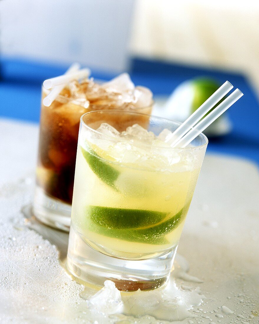 Wodka Lemon, dahinter Cuba Libre