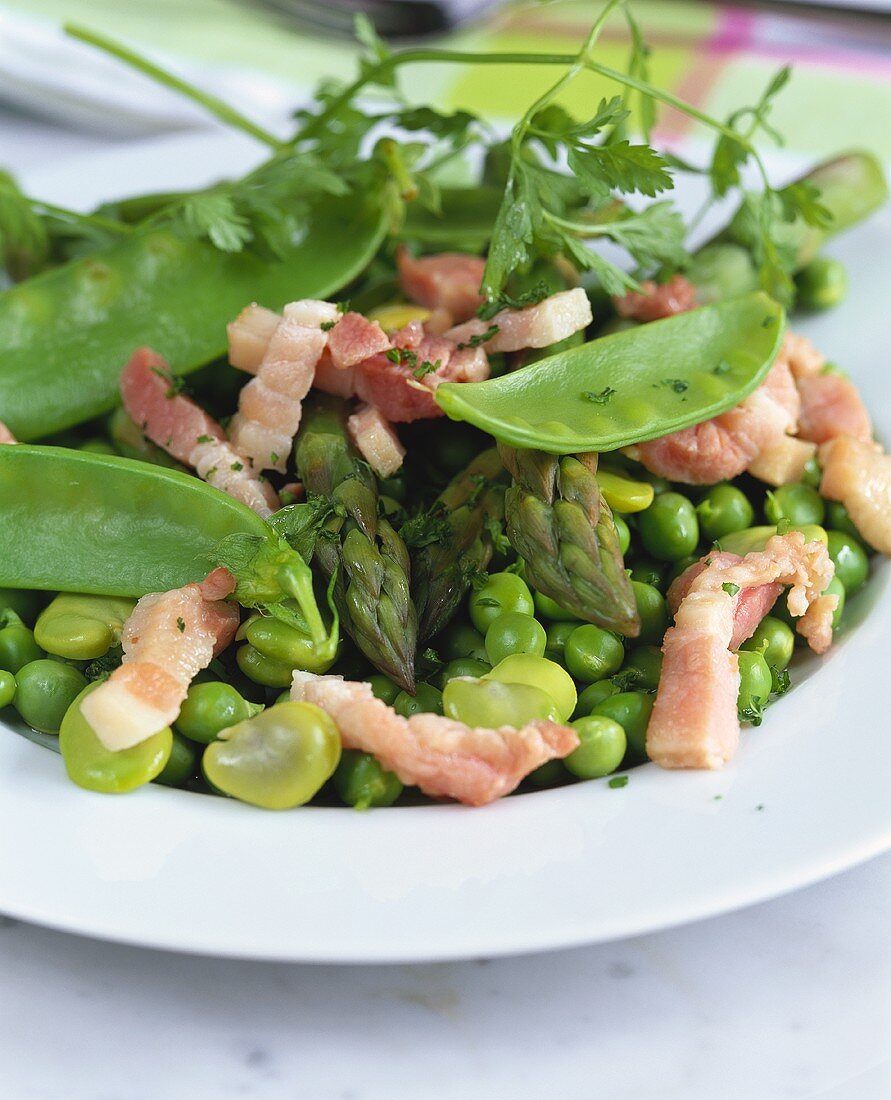 Green pulse salad with green asparagus and strips of bacon