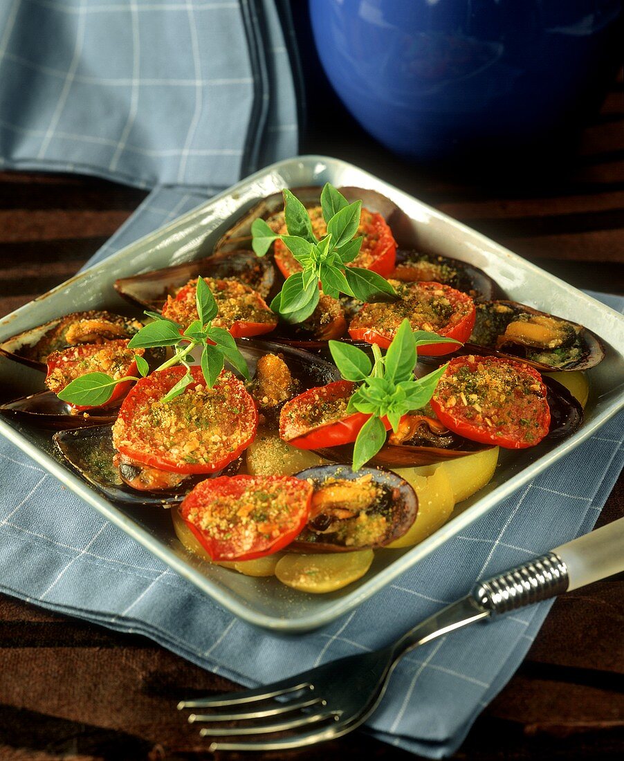 Gratin of potatoes, mussels and tomatoes