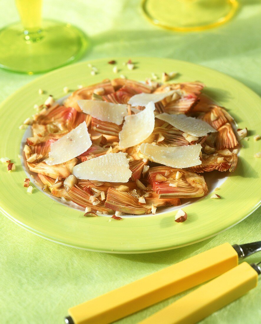 Artischockencarpaccio mit gehobeltem Parmesan und Haselnüssen