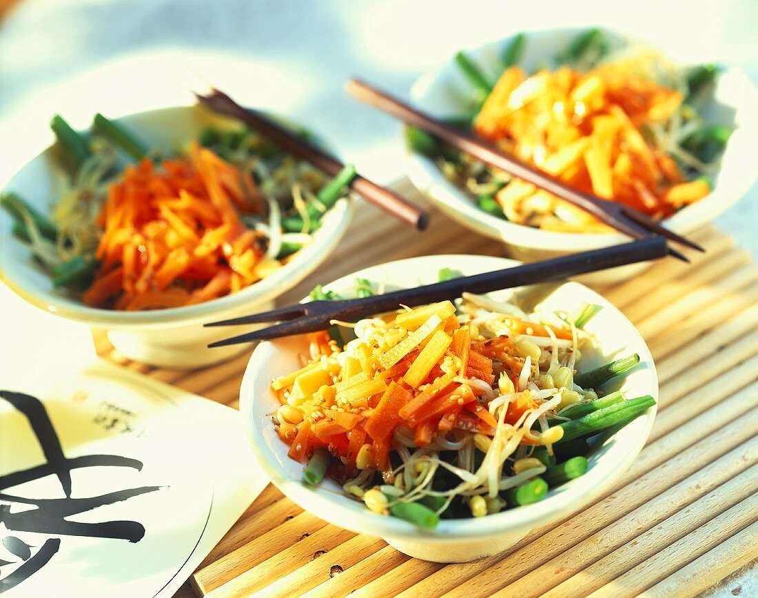 Vegetable salad with green beans, carrots, sprouts and sesame