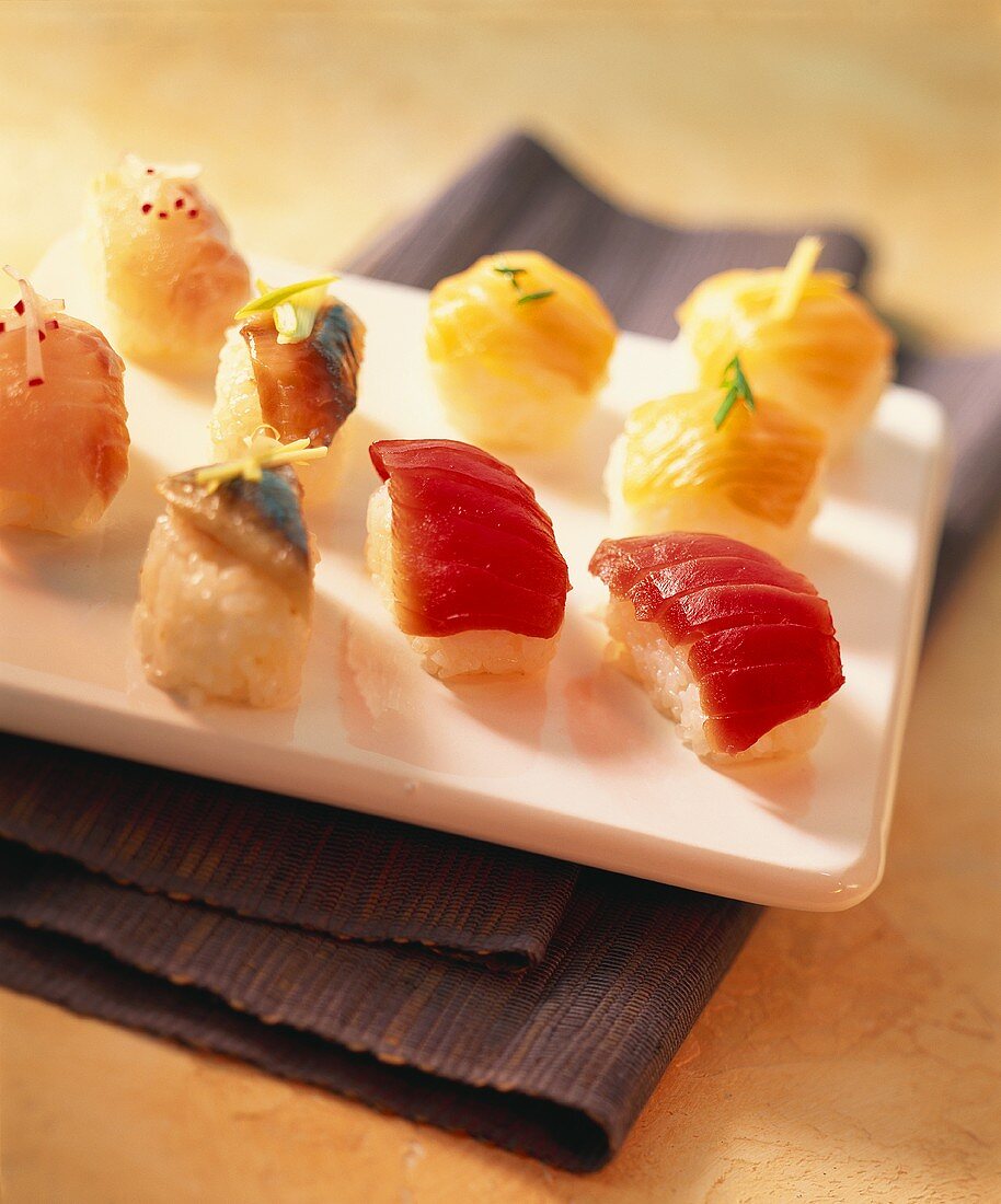 Platte mit kleinen Nigiri-Sushi