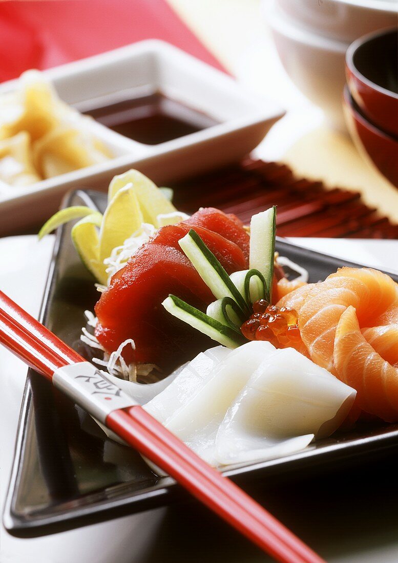 Sashimi mit Tintenfisch, Lachs und Thunfisch