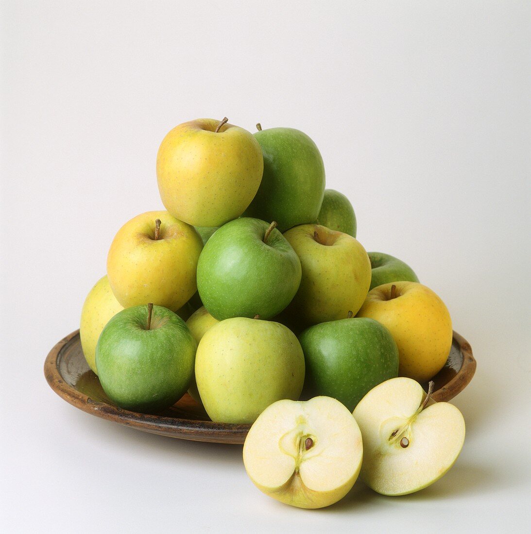 Äpfel auf einer Schale (Golden Delicious und Granny Smith)