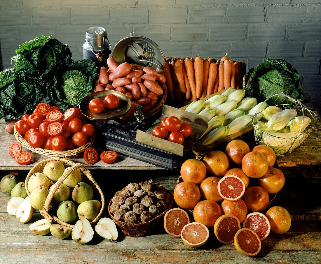 Stillleben mit frischem Obst und Gemüse, Marktwaage
