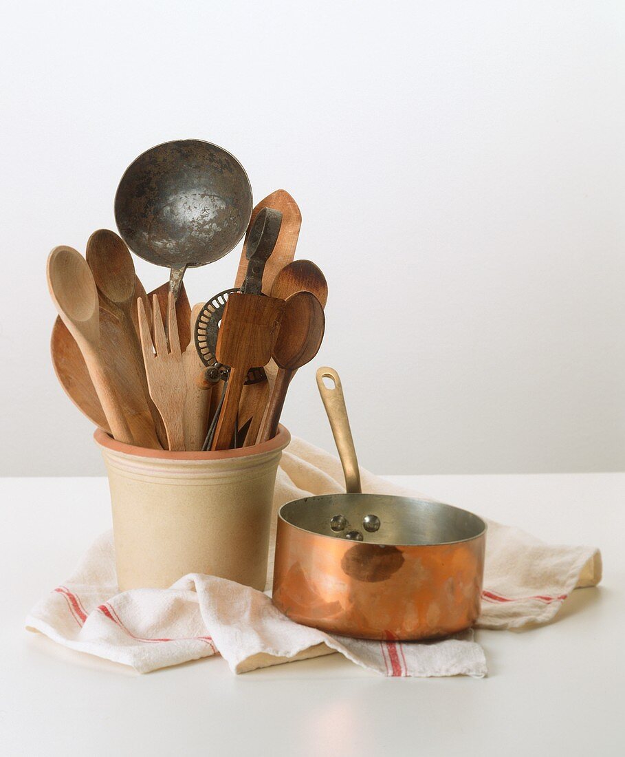 Alte Küchenwerkzeuge aus Holz und Eisen, Kupferkasserole