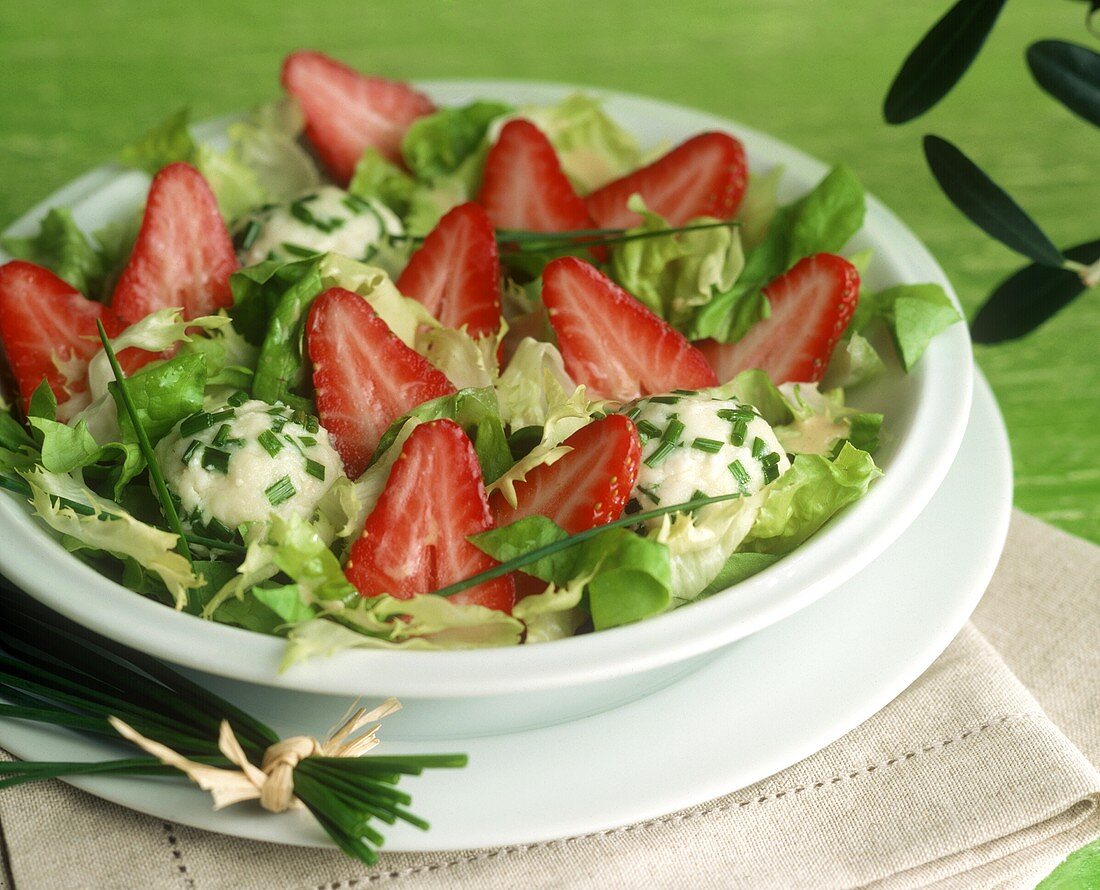 Blattsalat mit frischen Erdbeeren und Ziegenkäsebällchen